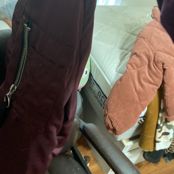 Maroon red cropped puffer jacket - Picture 3 of 5